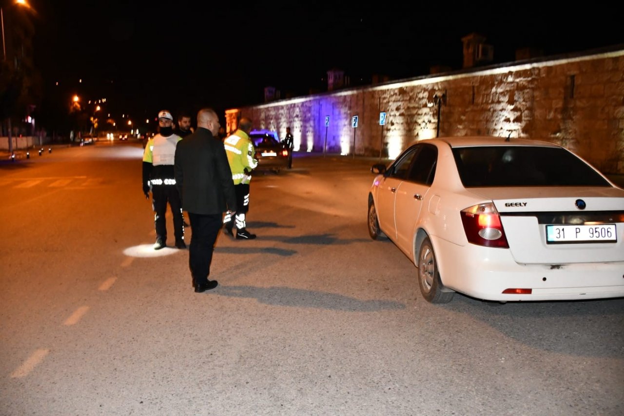 Hatay’da polislerden yeni yıl denetimlerinde sürücülere tatlı ikramı