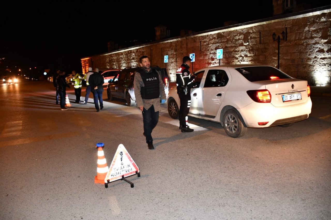 Hatay’da polislerden yeni yıl denetimlerinde sürücülere tatlı ikramı