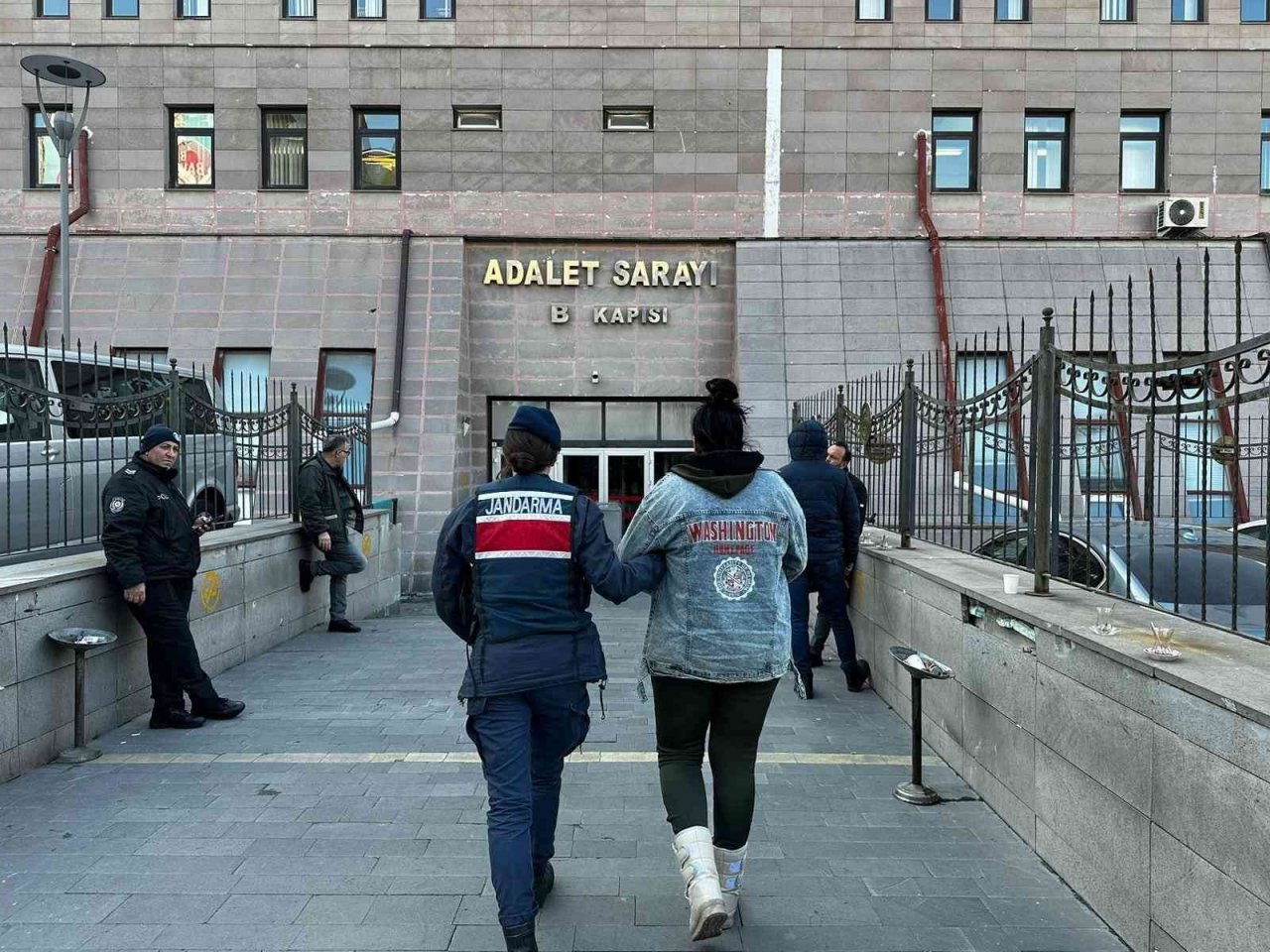 Uyuşturucu madde satıcısının evine narkotik köpeği ‘Bando’ ile baskın yapıldı