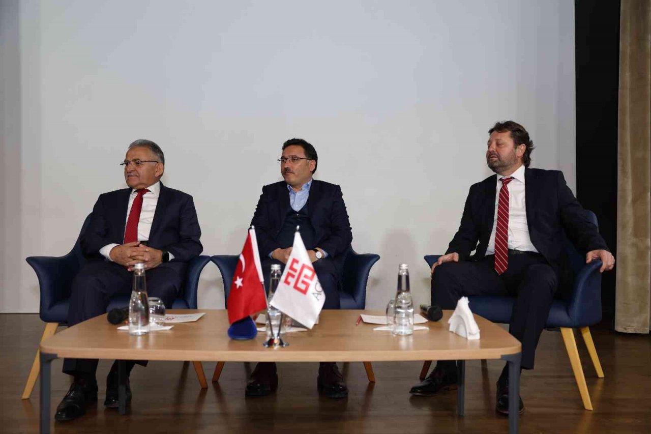 Başkan Büyükkılıç ile Vali Çiçek, AGÜ’de Teknofest gençliğiyle buluştu