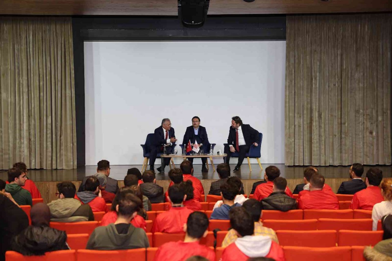 Başkan Büyükkılıç ile Vali Çiçek, AGÜ’de Teknofest gençliğiyle buluştu