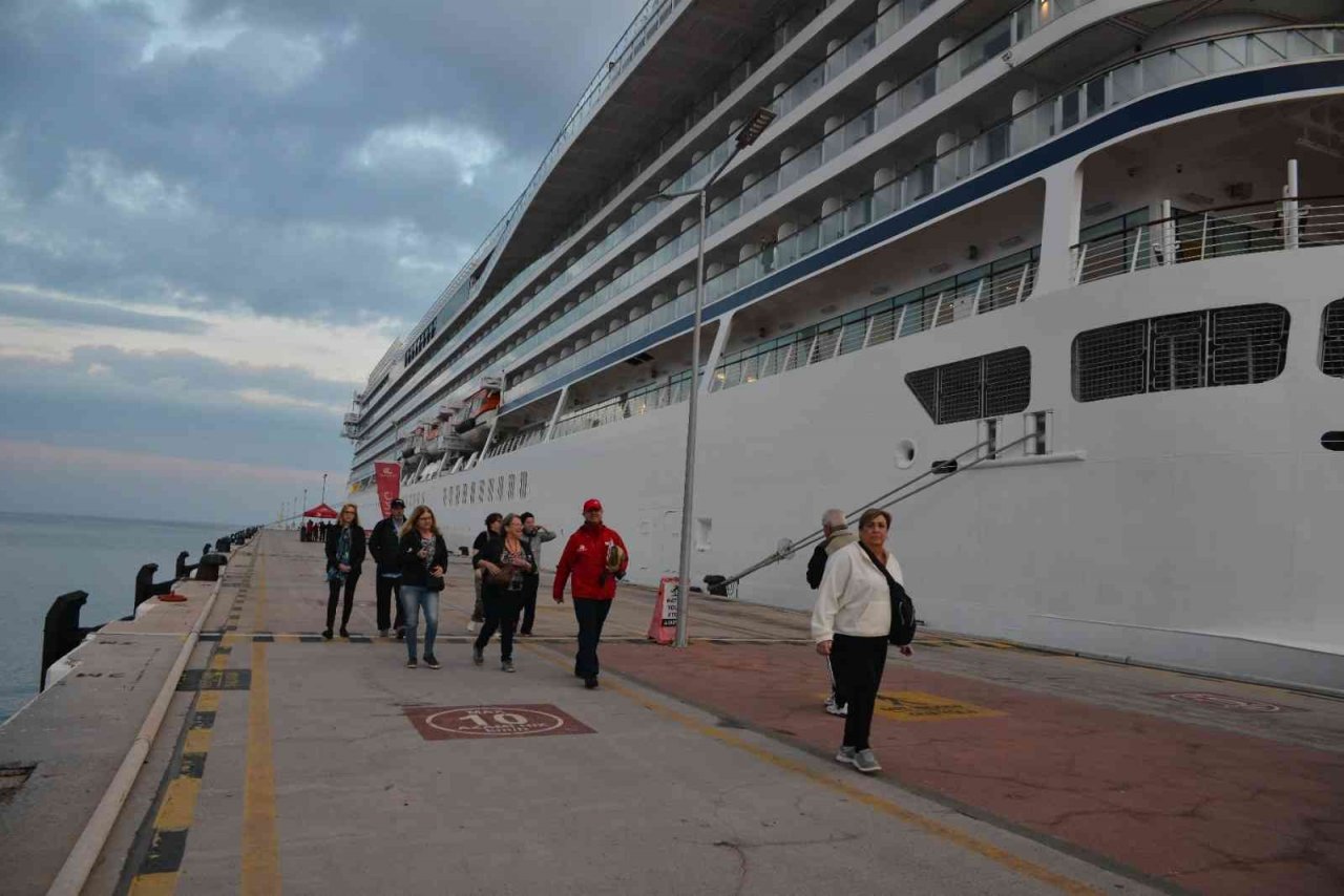 Kuşadası’na sezonun son kruvaziyer gemisiyle 680 yolcu geldi