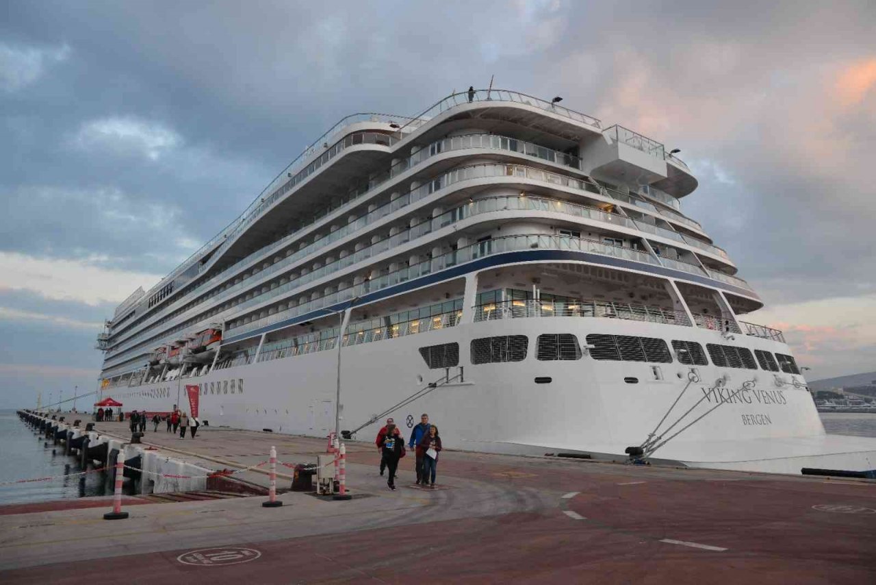 Kuşadası’na sezonun son kruvaziyer gemisiyle 680 yolcu geldi