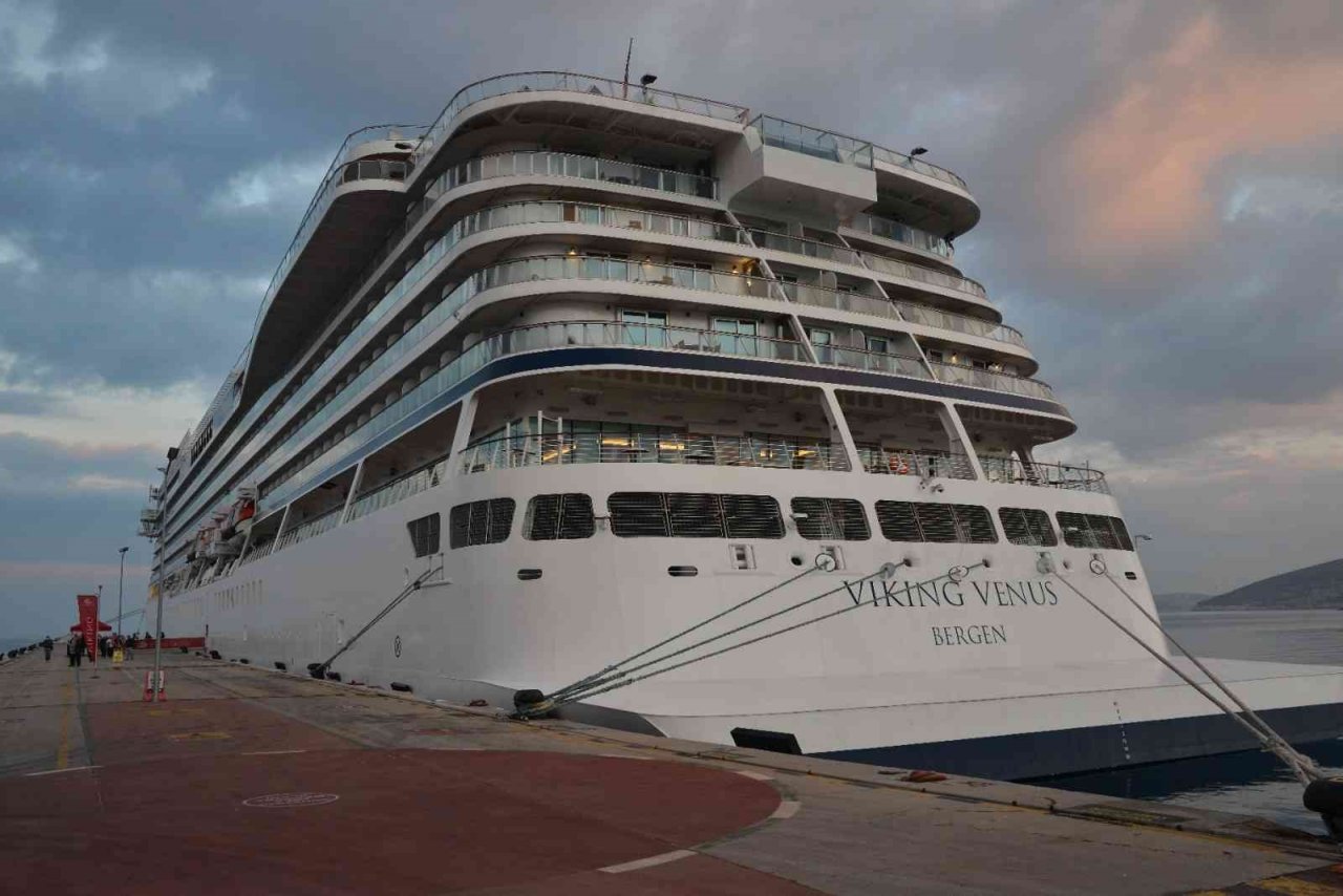 Kuşadası’na sezonun son kruvaziyer gemisiyle 680 yolcu geldi