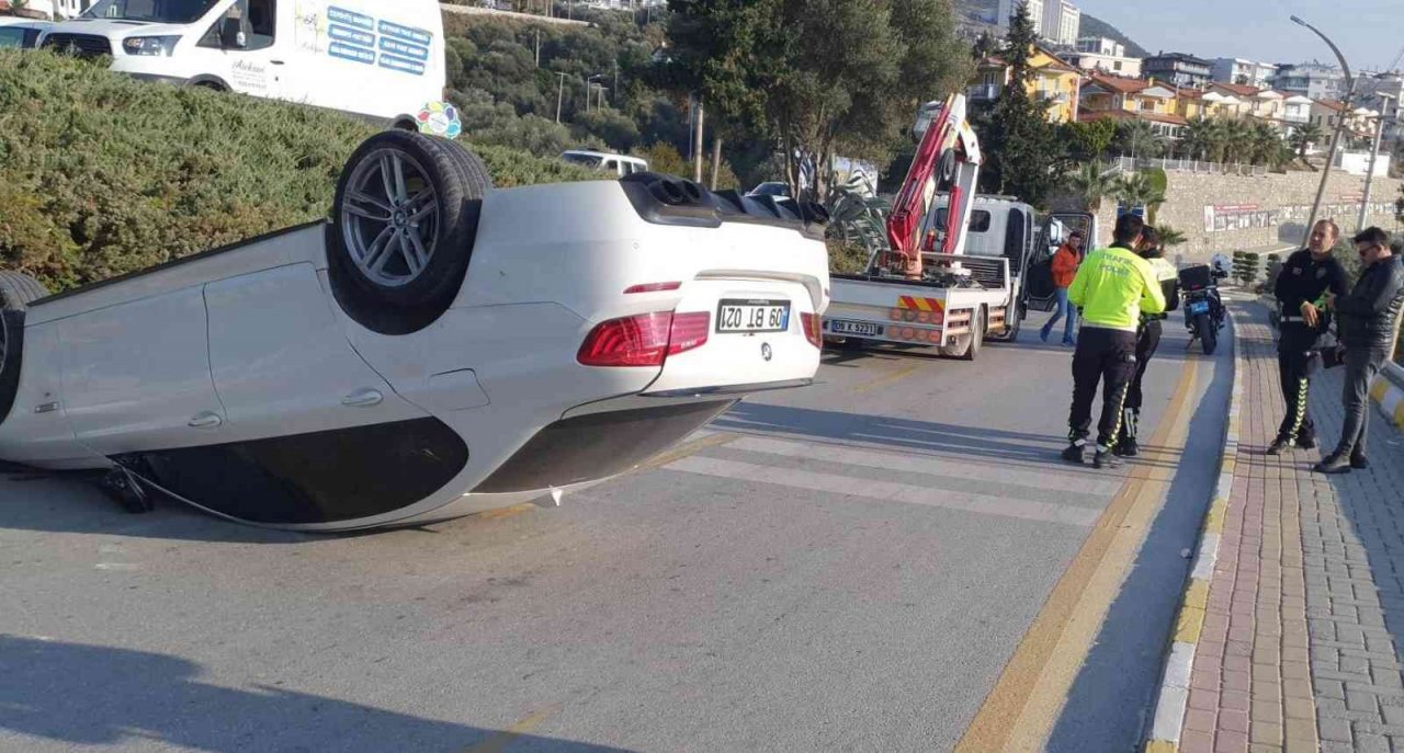 Kuşadası’nda otomobil takla attı: 1 yaralı