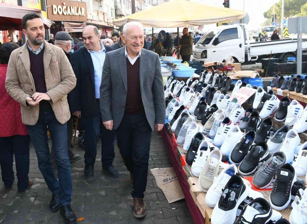 Başkan Yılmaz, pazarcı esnafı ve vatandaşların yeni yılını kutladı