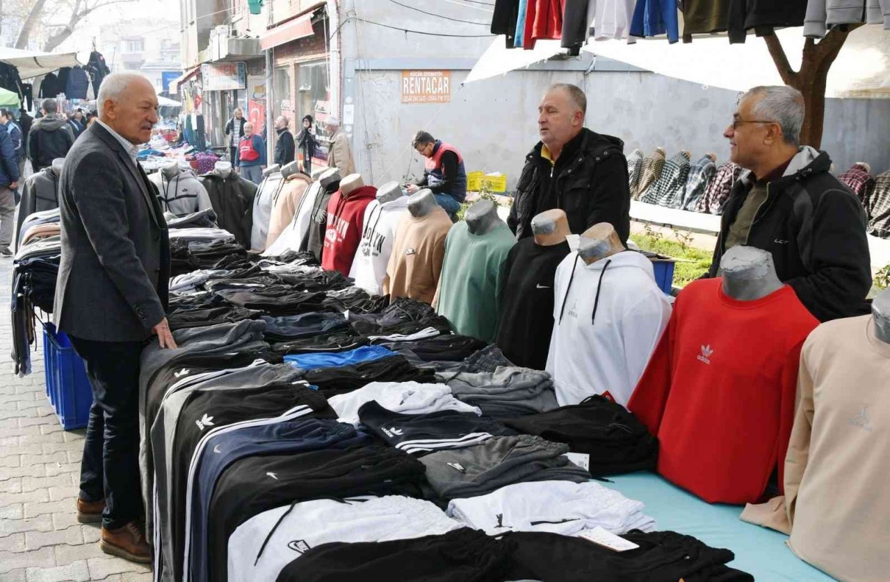 Başkan Yılmaz, pazarcı esnafı ve vatandaşların yeni yılını kutladı