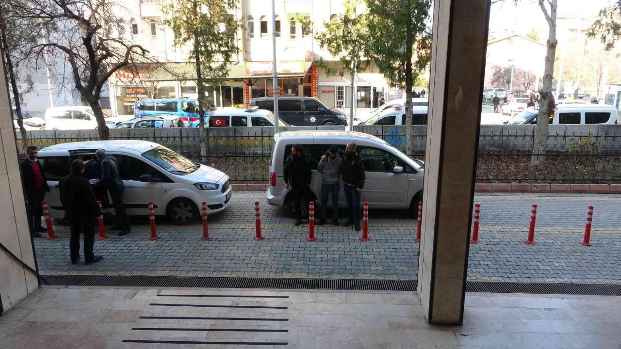 Malatya’da 2 kişiyi öldüren zanlı adliye sevk edildi