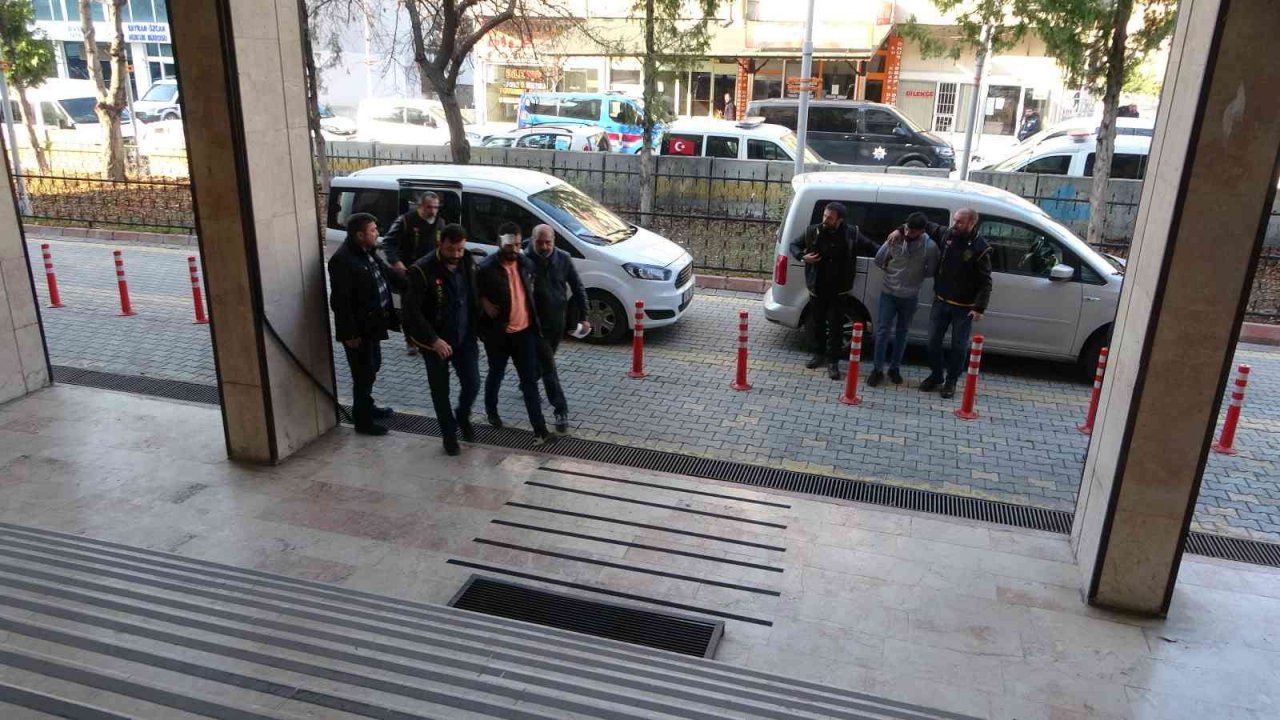 Malatya’da 2 kişiyi öldüren zanlı adliye sevk edildi