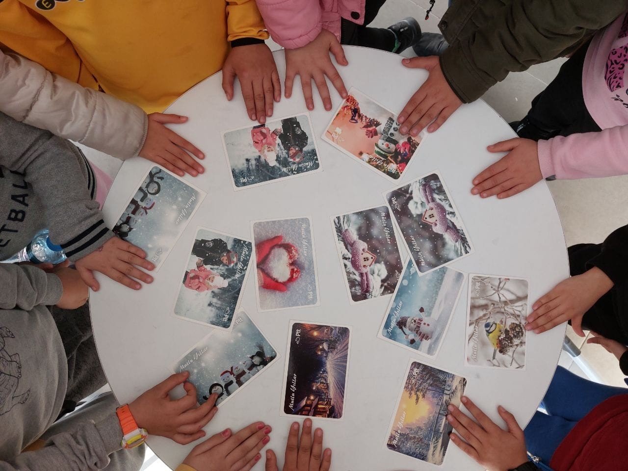 Ortaklar Genç Ofis kartpostal geleneğini sürdürüyor