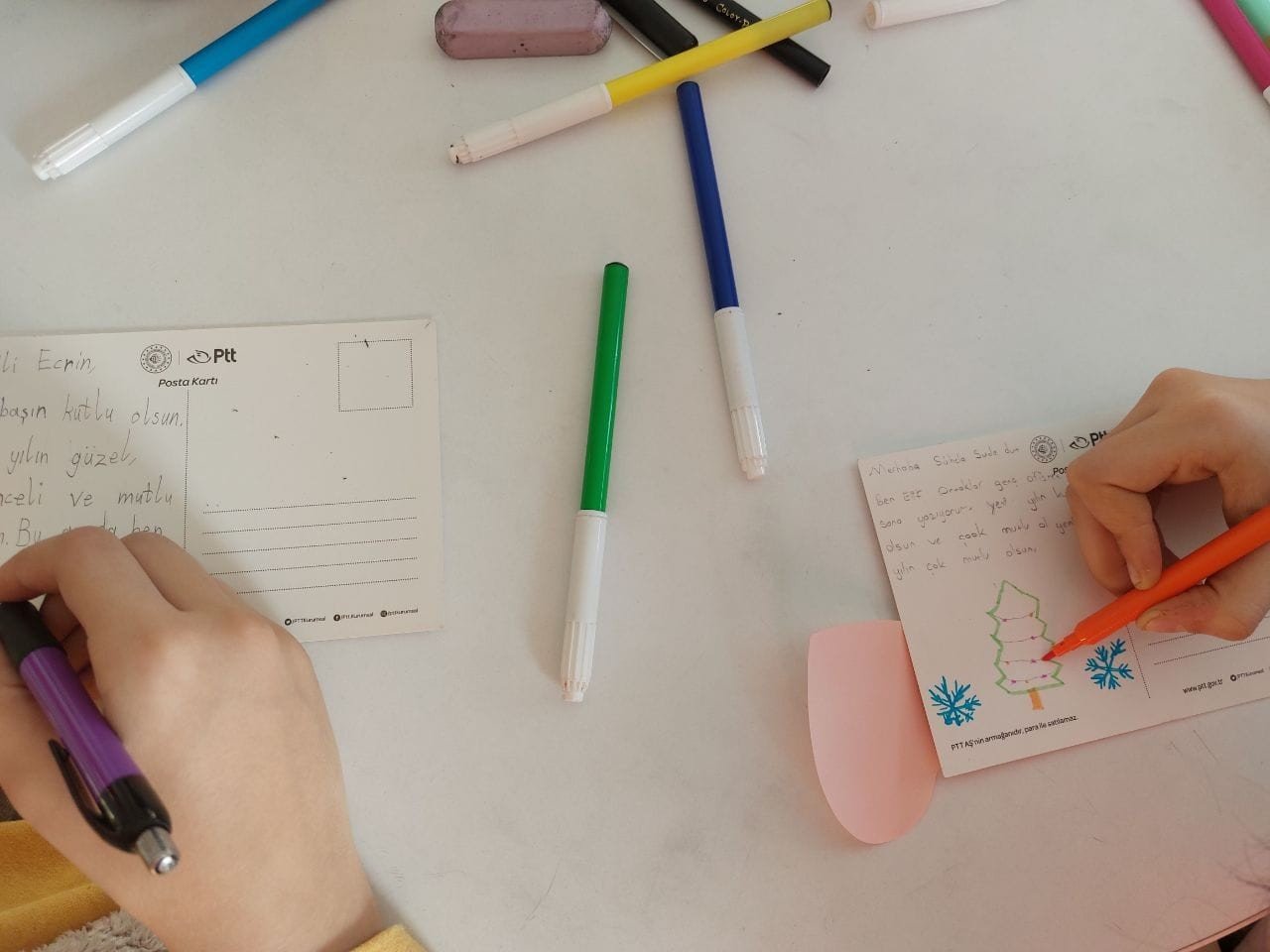 Ortaklar Genç Ofis kartpostal geleneğini sürdürüyor