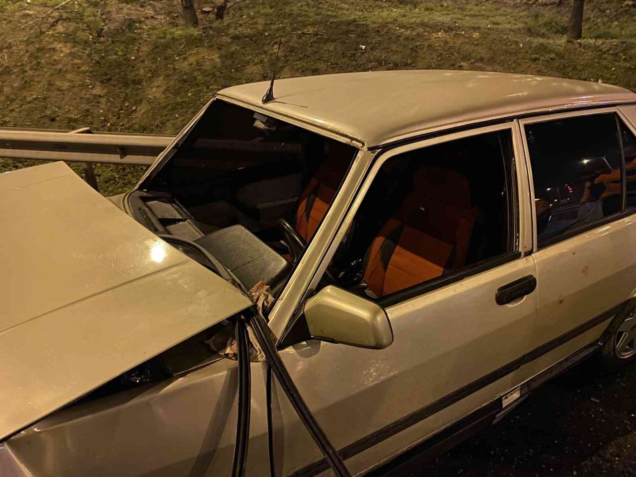 Pendik’te ehliyetsiz sürücü önce ticari taksiye ardından bariyerlere çarptı: 1 yaralı