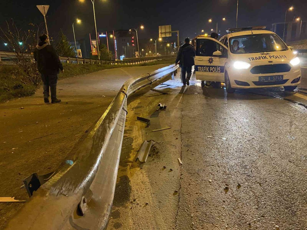 Pendik’te ehliyetsiz sürücü önce ticari taksiye ardından bariyerlere çarptı: 1 yaralı