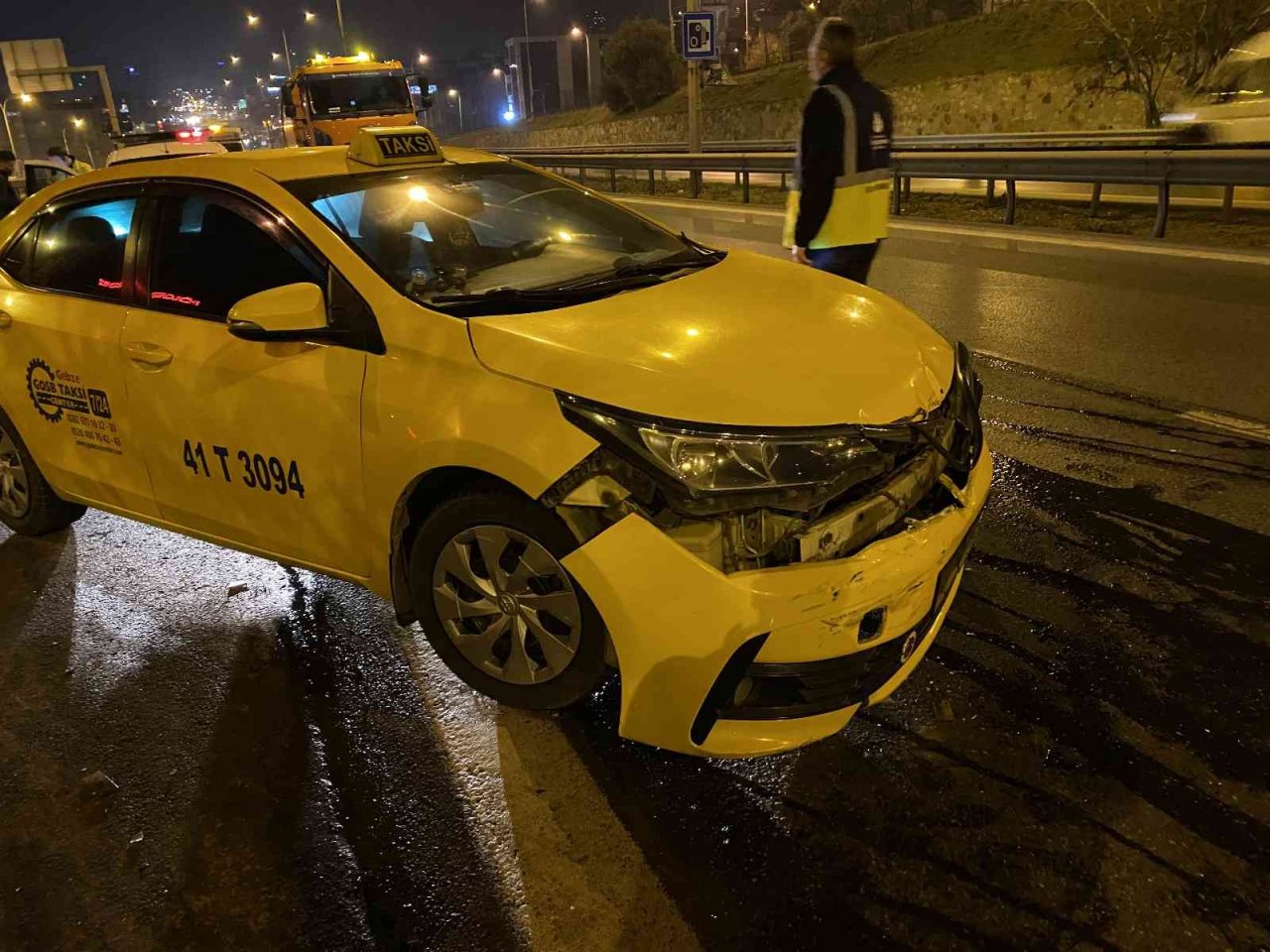 Pendik’te ehliyetsiz sürücü önce ticari taksiye ardından bariyerlere çarptı: 1 yaralı