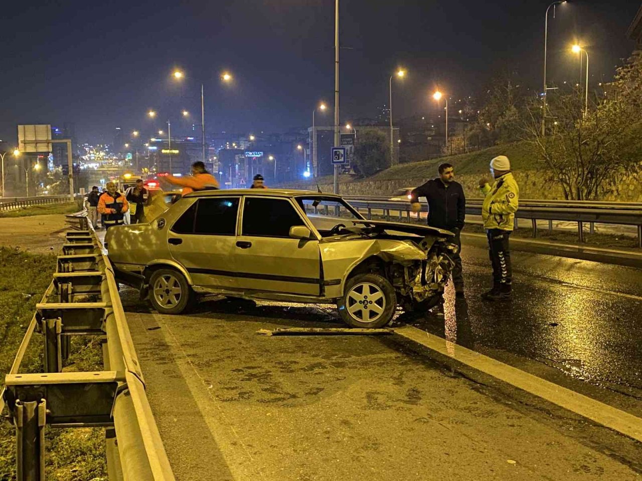 Pendik’te ehliyetsiz sürücü önce ticari taksiye ardından bariyerlere çarptı: 1 yaralı