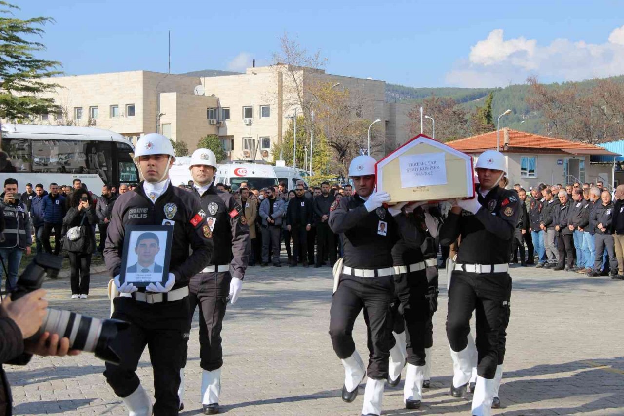 Şehit Komiser için Emniyet Müdürlüğünde tören