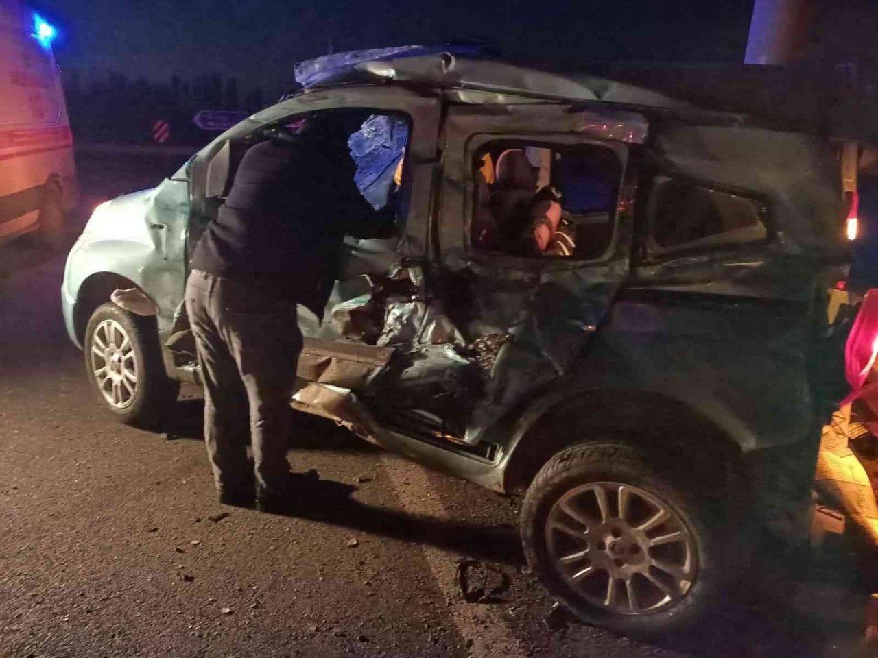 Hayvan yüklü kamyonet ile hafif ticari araç çarpıştı: 5 yaralı