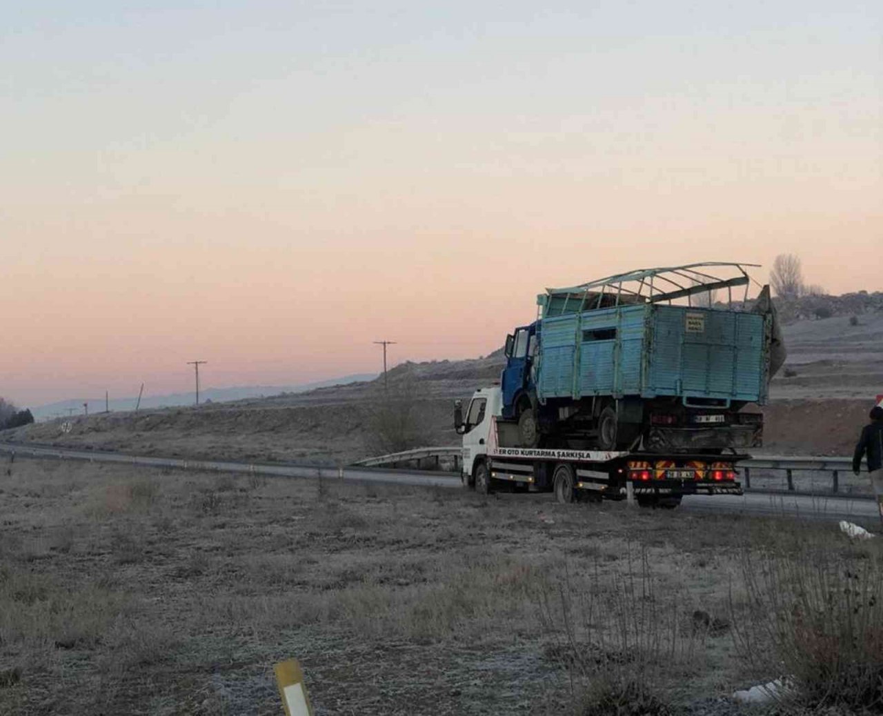 Hayvan yüklü kamyonet ile hafif ticari araç çarpıştı: 5 yaralı