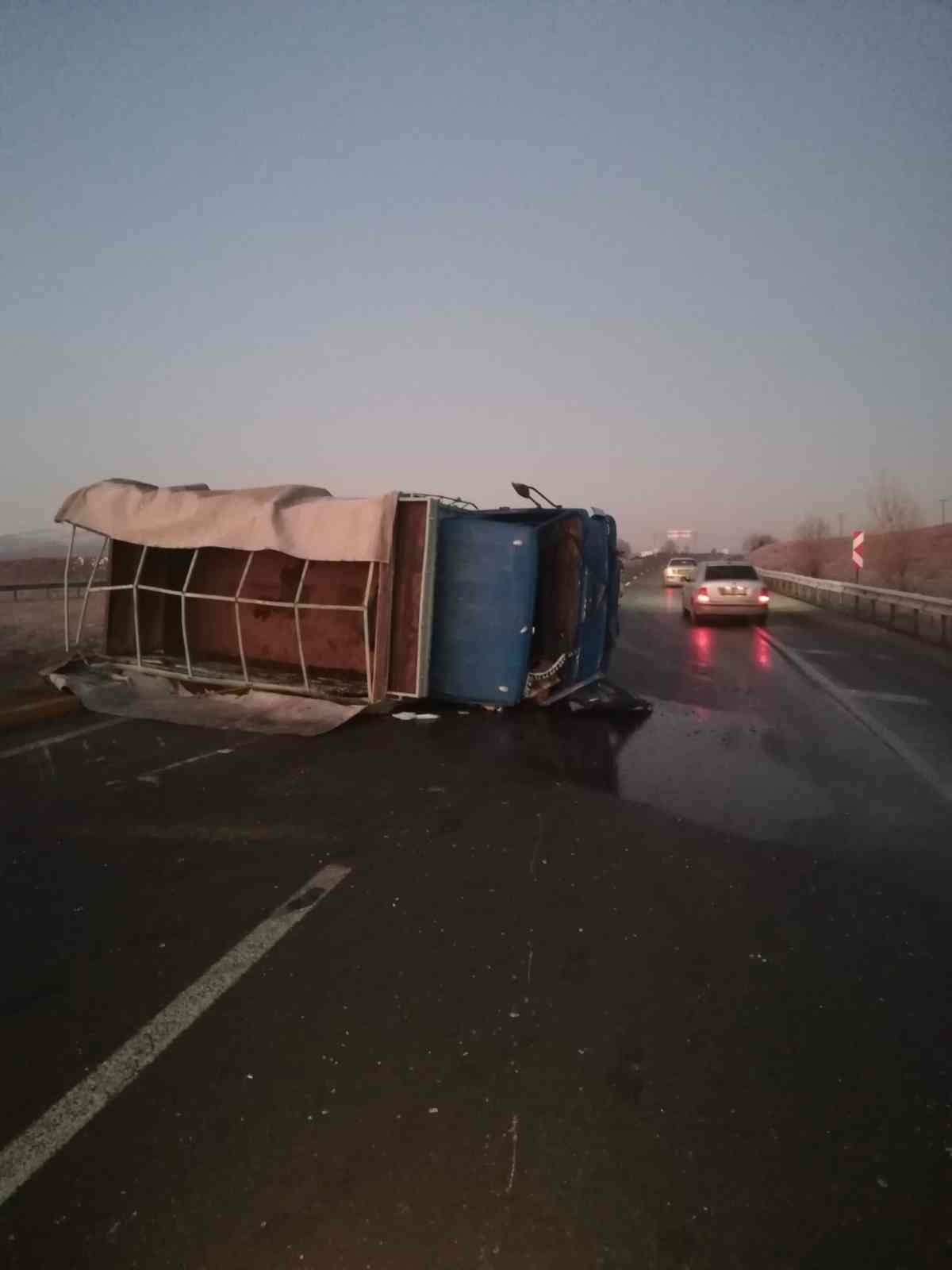 Hayvan yüklü kamyonet ile hafif ticari araç çarpıştı: 5 yaralı