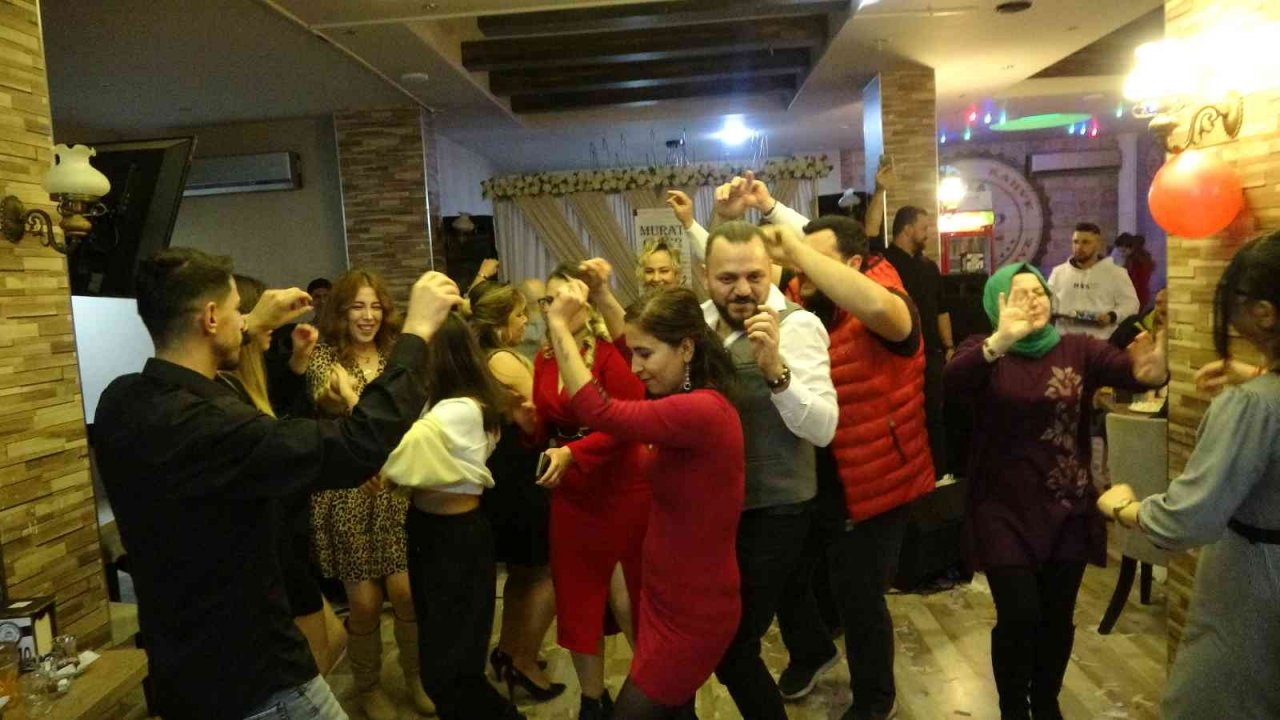 Adanalılar 2023 yılı yerine 2024 yılını kutladı