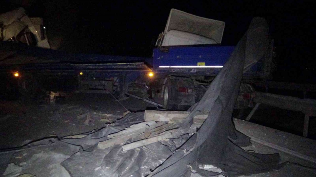 Domates yüklü tır, mermer yüklü tırla çarpıştı 4 kişi yaralandı