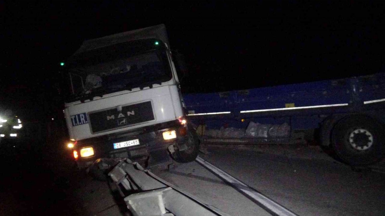 Domates yüklü tır, mermer yüklü tırla çarpıştı 4 kişi yaralandı