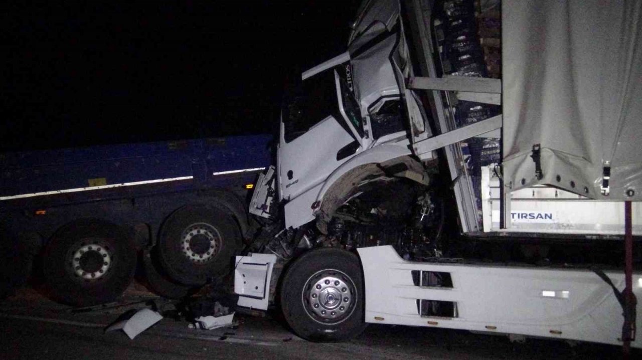 Domates yüklü tır, mermer yüklü tırla çarpıştı 4 kişi yaralandı