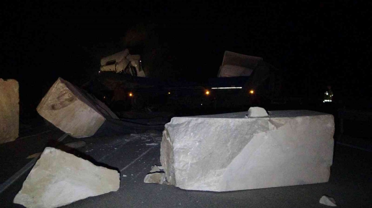 Domates yüklü tır, mermer yüklü tırla çarpıştı 4 kişi yaralandı