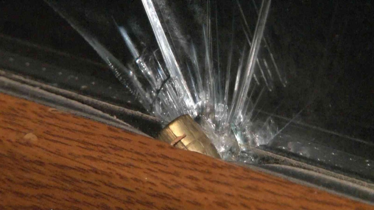 Yılbaşı kutlamasında ateşlenen mermi evin camına isabet etti