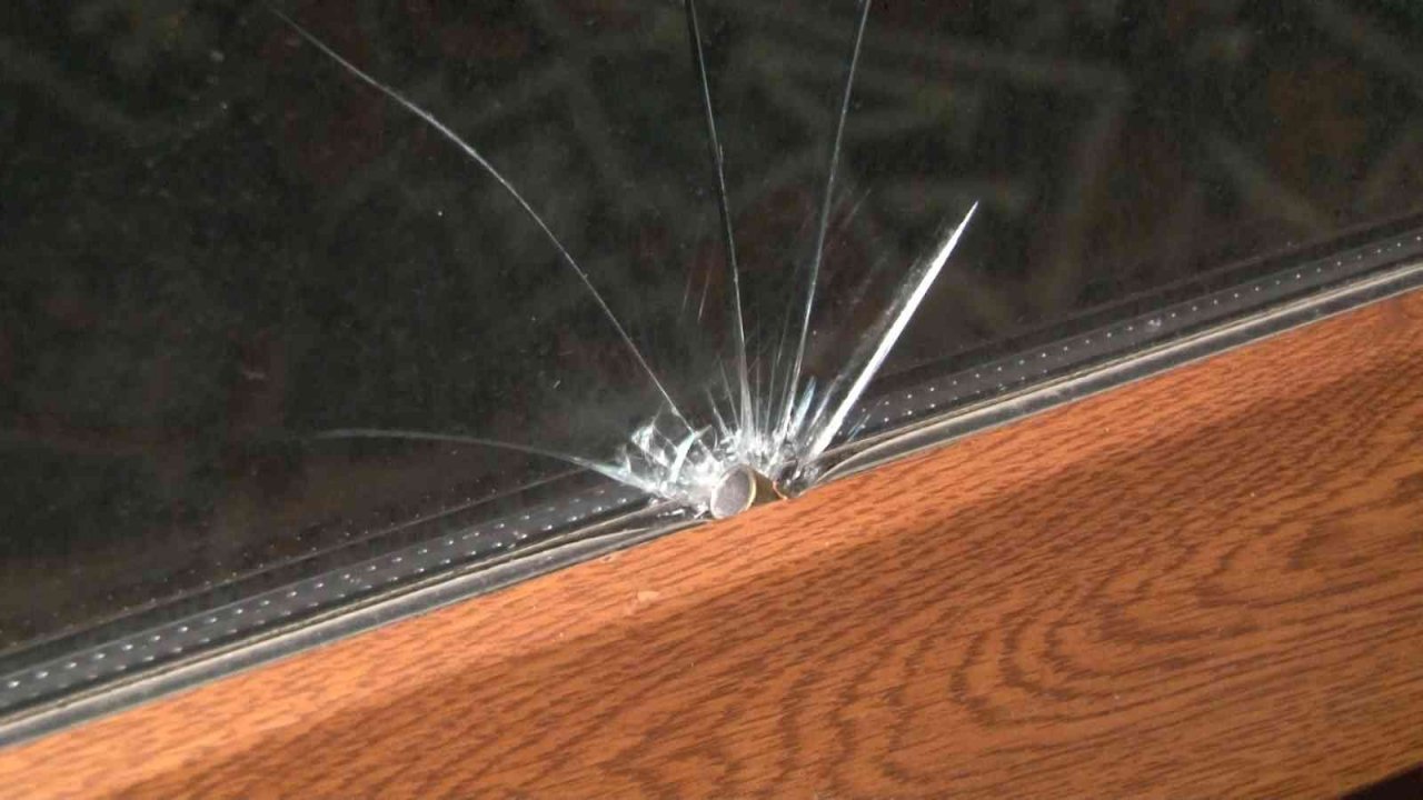 Yılbaşı kutlamasında ateşlenen mermi evin camına isabet etti