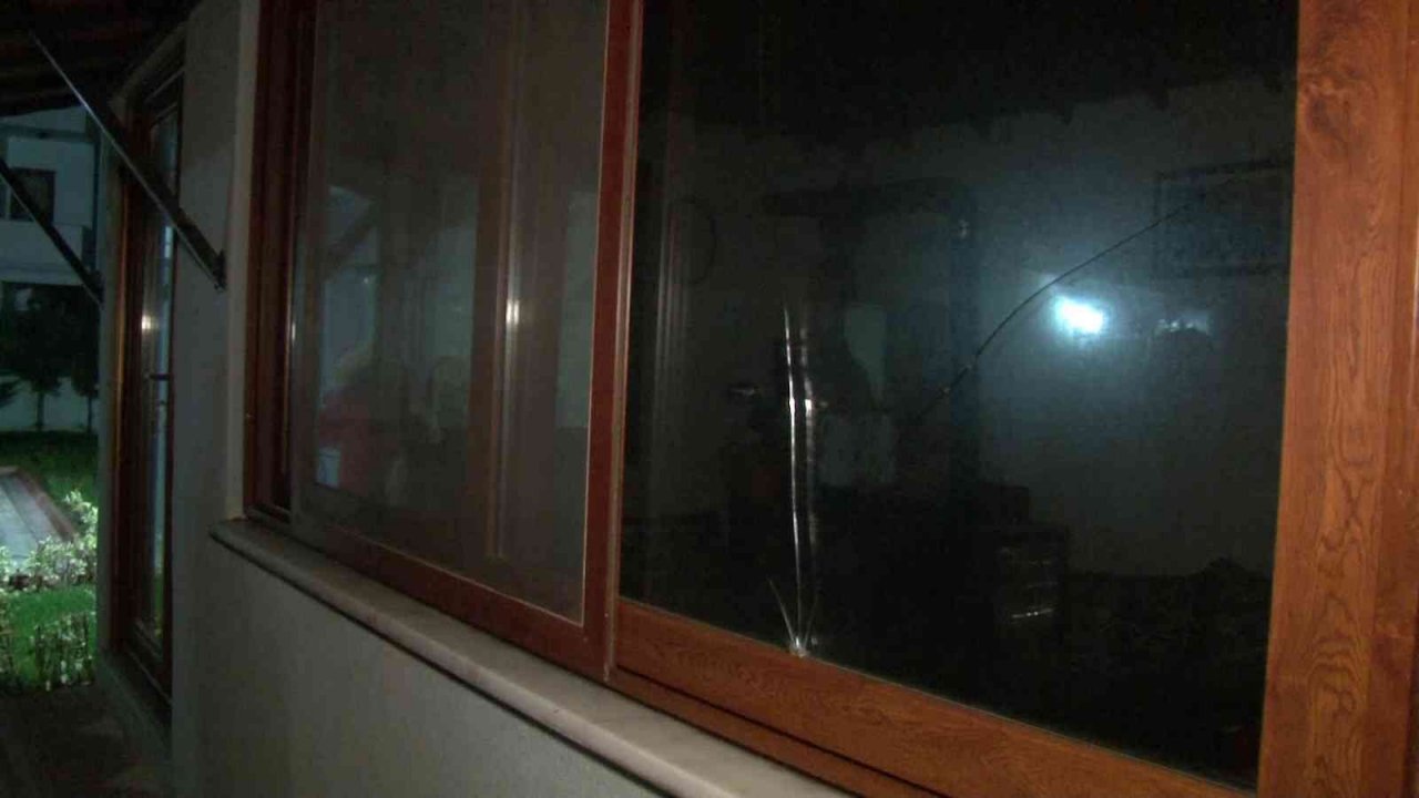 Yılbaşı kutlamasında ateşlenen mermi evin camına isabet etti