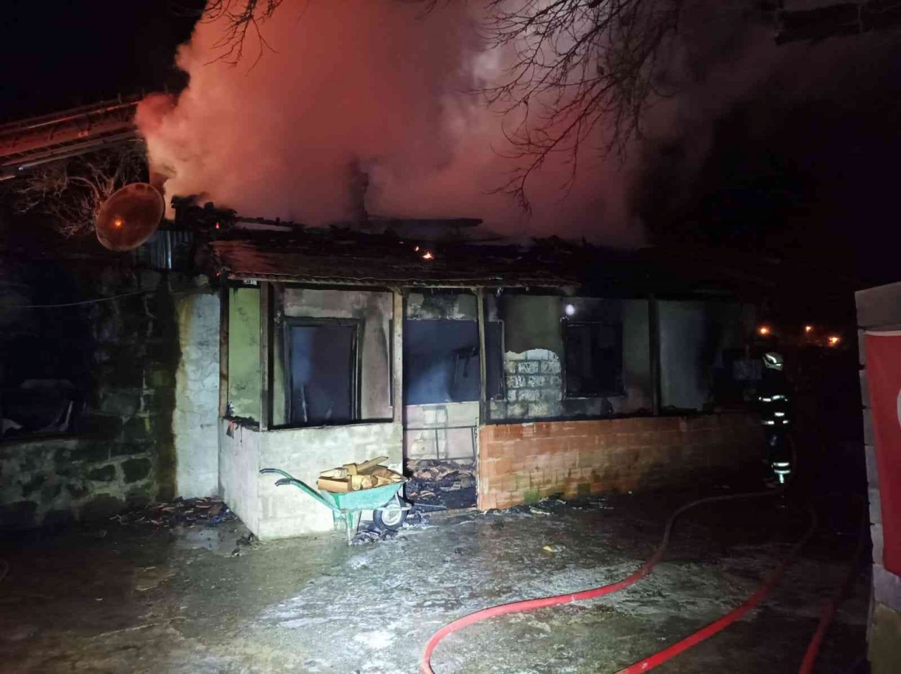Yeni yıla yangınla girdiler, iki katlı evleri kül oldu