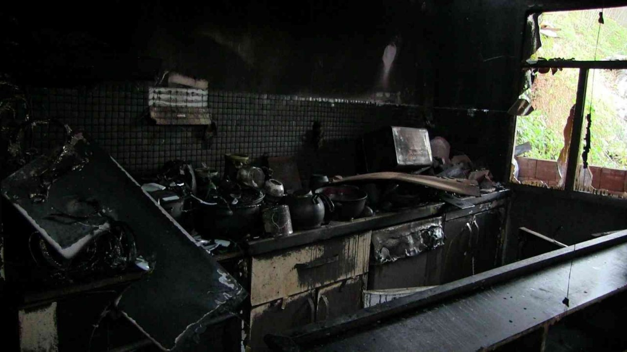 Yeni yıla yangınla girdiler, iki katlı evleri kül oldu