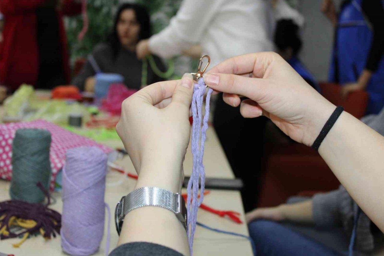 Mardin yolunda ördüğü çanta projeye dönüştü