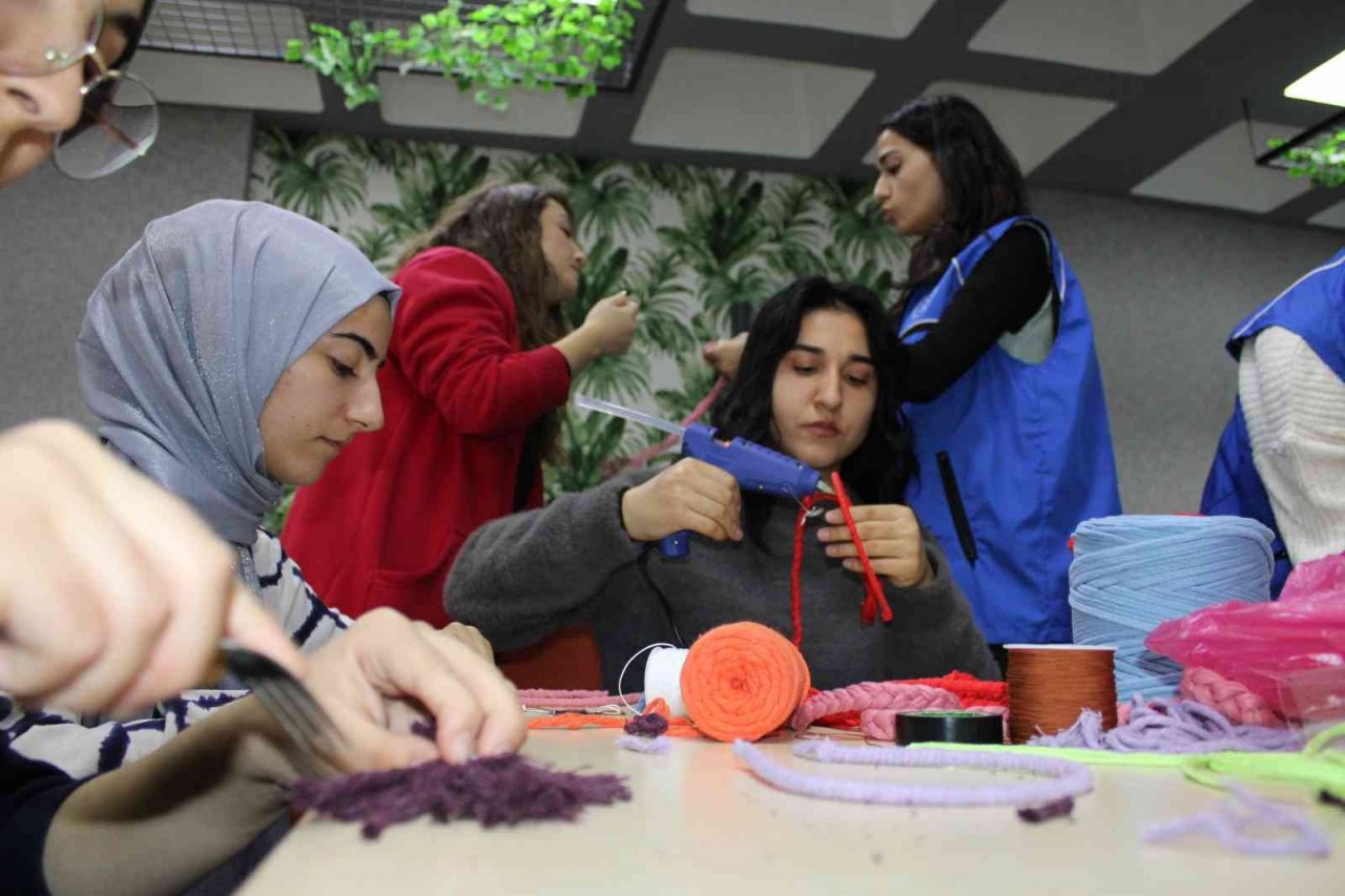 Mardin yolunda ördüğü çanta projeye dönüştü