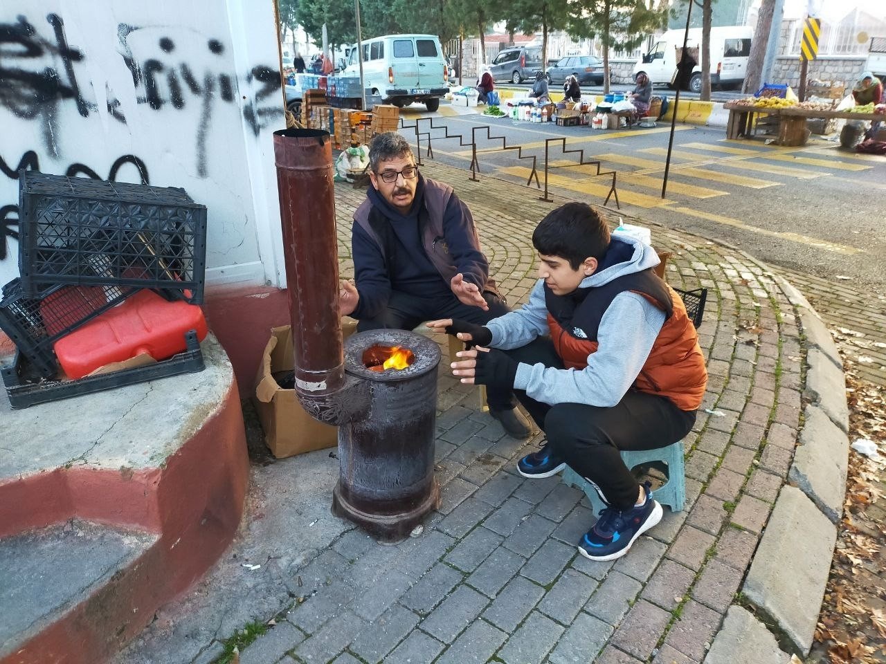 Aydın’da pazarcılar sabah soğuk havadan ateş yakarak korunuyor