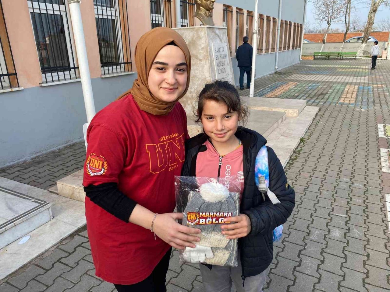 Galatasaray taraftarları köy çocuklarını sevindirdi