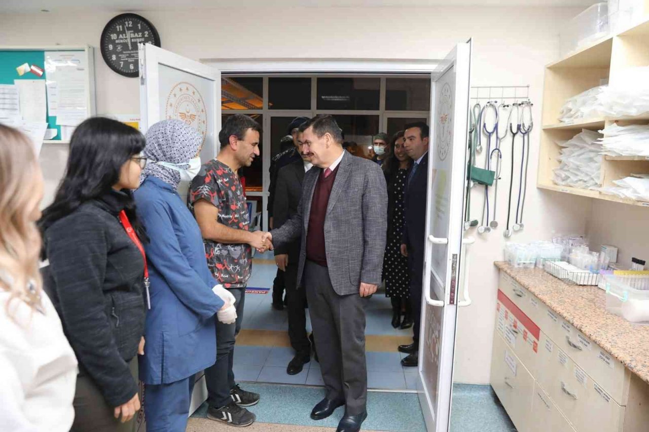 Yılbaşı tedbirlerini yerinde denetleyen Vali Arslantaş, görev başındaki personelin yeni yılını kutladı