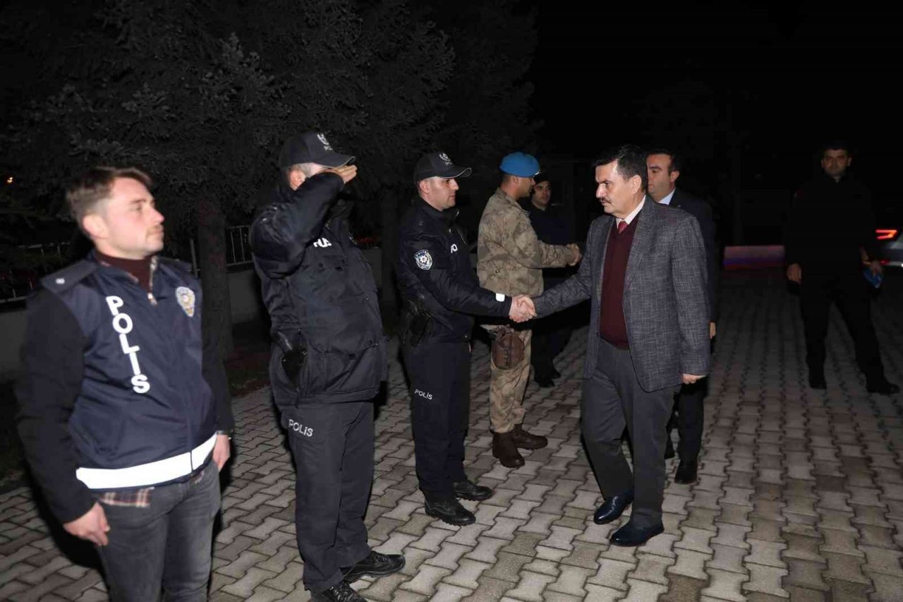 Yılbaşı tedbirlerini yerinde denetleyen Vali Arslantaş, görev başındaki personelin yeni yılını kutladı
