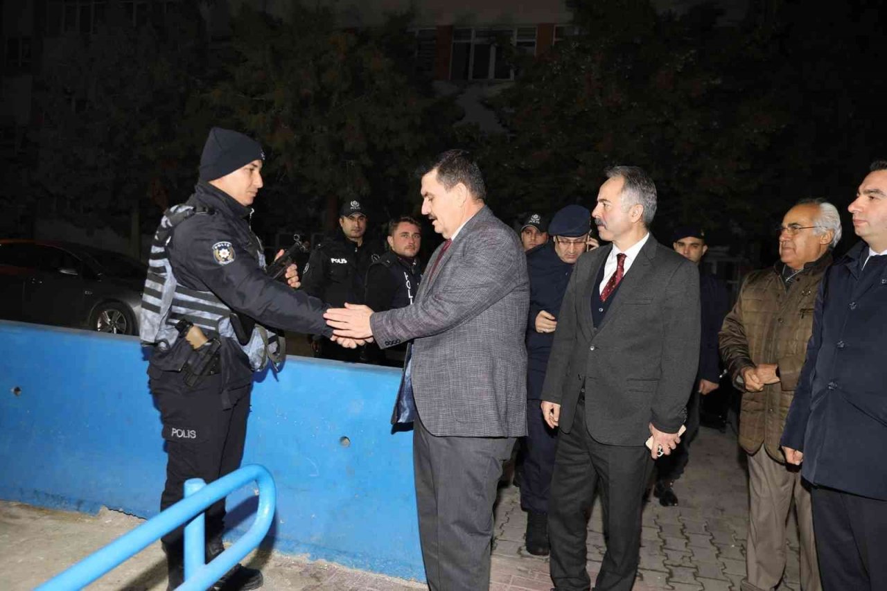 Yılbaşı tedbirlerini yerinde denetleyen Vali Arslantaş, görev başındaki personelin yeni yılını kutladı