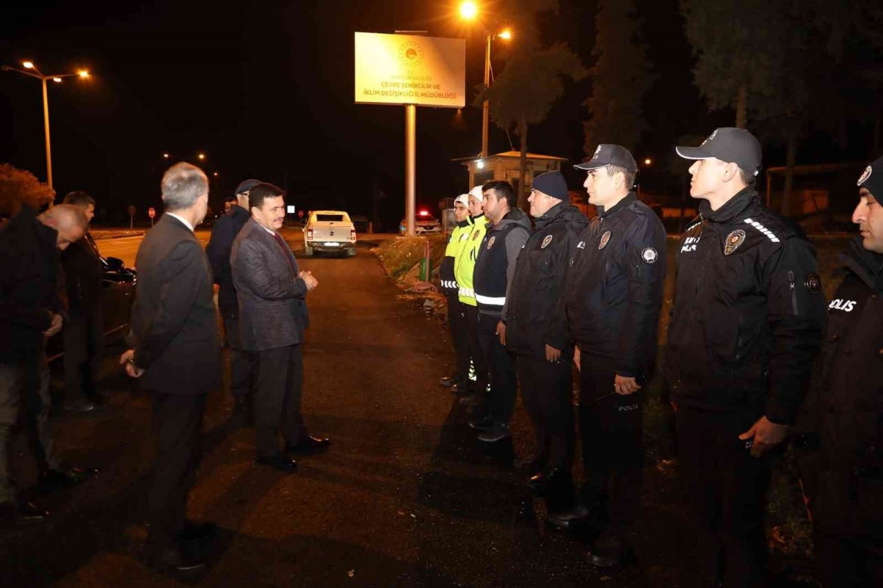 Yılbaşı tedbirlerini yerinde denetleyen Vali Arslantaş, görev başındaki personelin yeni yılını kutladı
