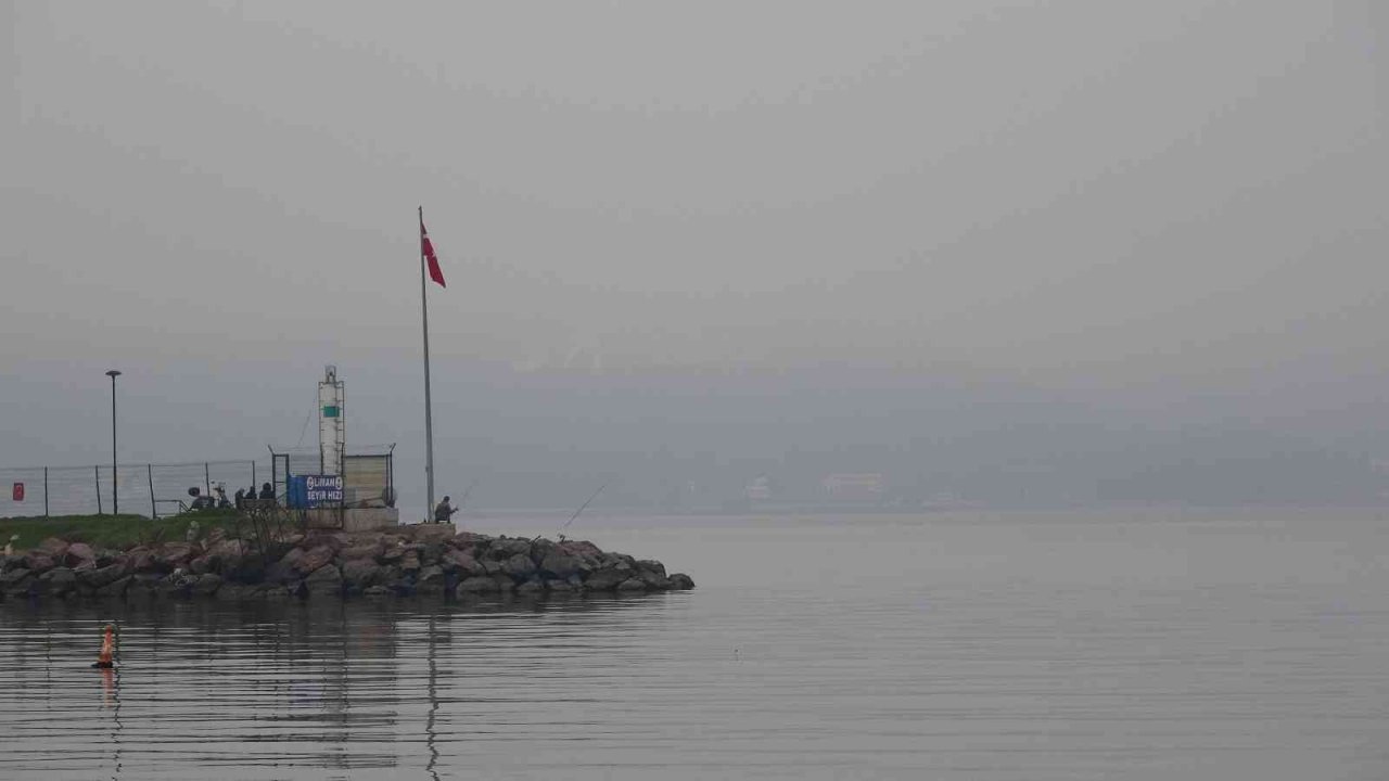 Sisin etkisini yitirmesiyle Çanakkale Boğazı transit gemi geçişlerine açıldı
