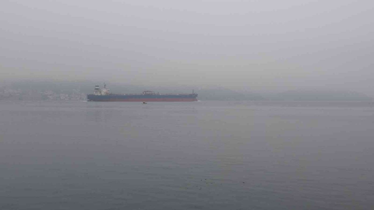 Sisin etkisini yitirmesiyle Çanakkale Boğazı transit gemi geçişlerine açıldı