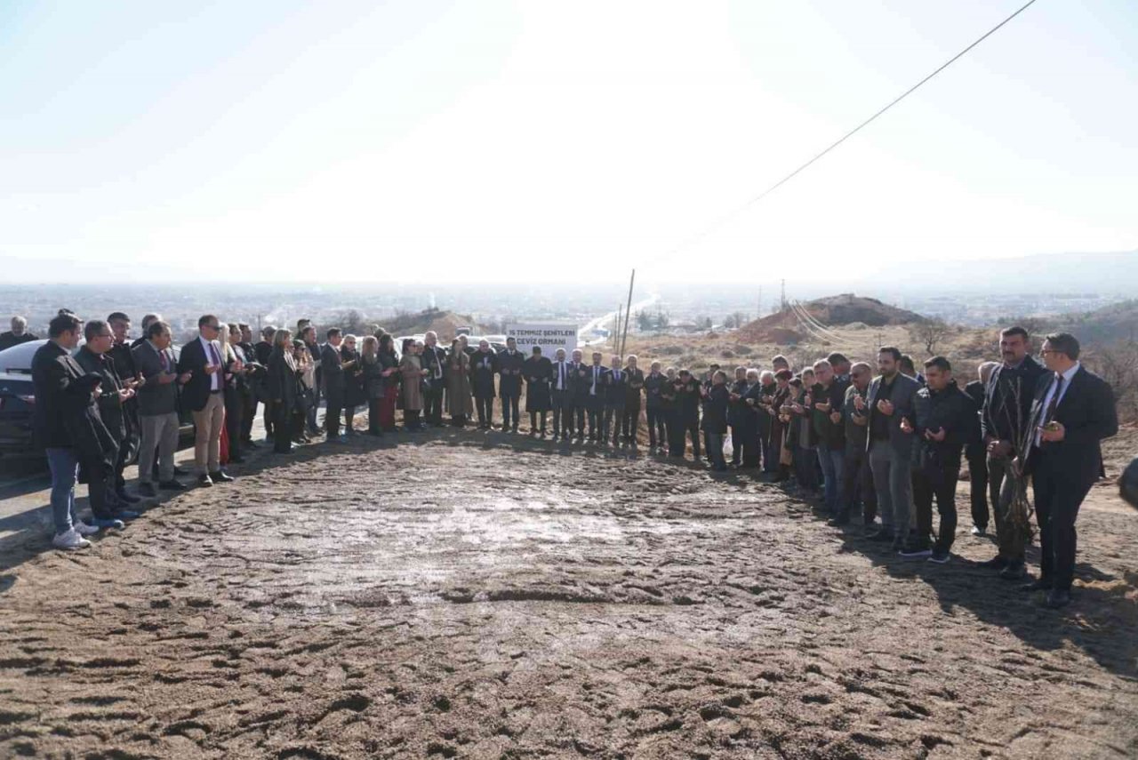 Çivril’de 15 Temmuz şehitleri anısına 300 ceviz fidanı toprakla buluşturuldu