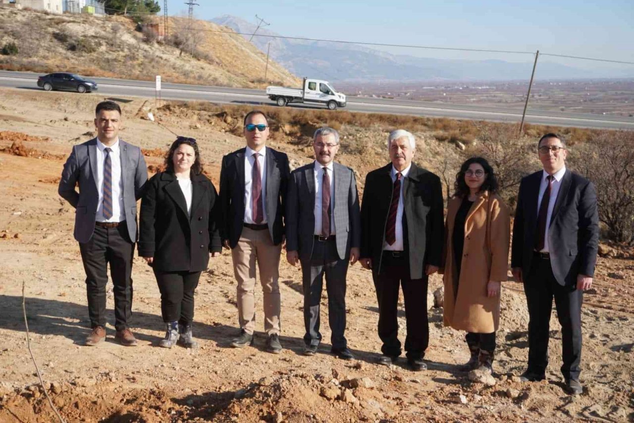 Çivril’de 15 Temmuz şehitleri anısına 300 ceviz fidanı toprakla buluşturuldu