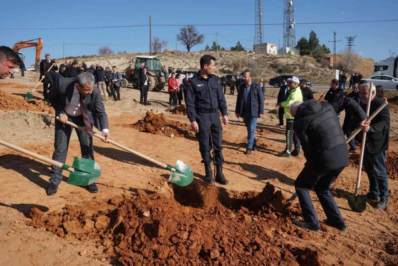 Çivril’de 15 Temmuz şehitleri anısına 300 ceviz fidanı toprakla buluşturuldu
