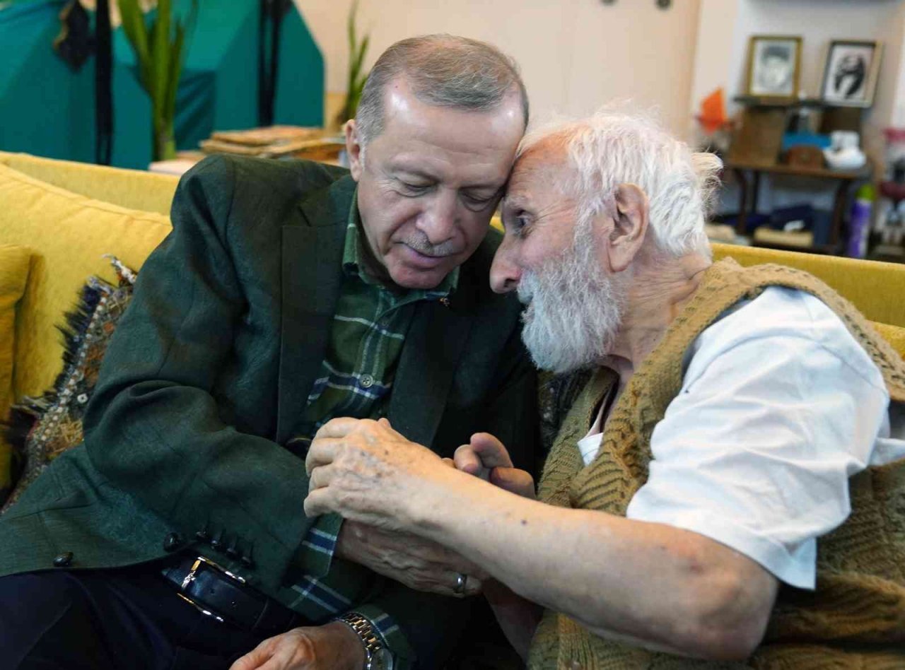 Cumhurbaşkanı Recep Tayyip Erdoğan, neyzen Niyazi Sayın’ı evinde ziyaret etti