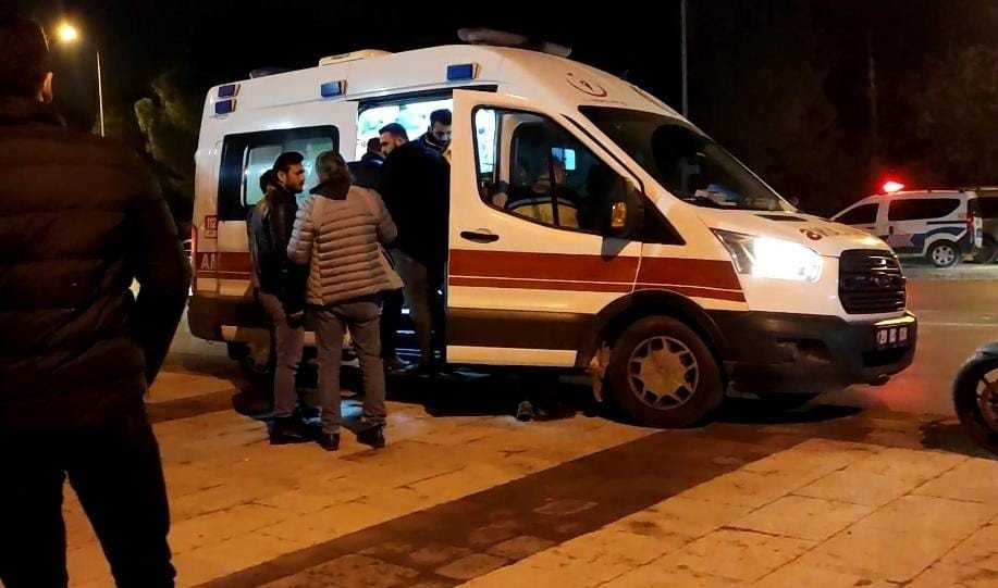 Kutlamanın dozunu kaçıran gençler birbirine girdi