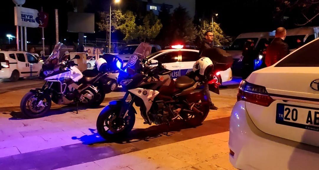 Kutlamanın dozunu kaçıran gençler birbirine girdi