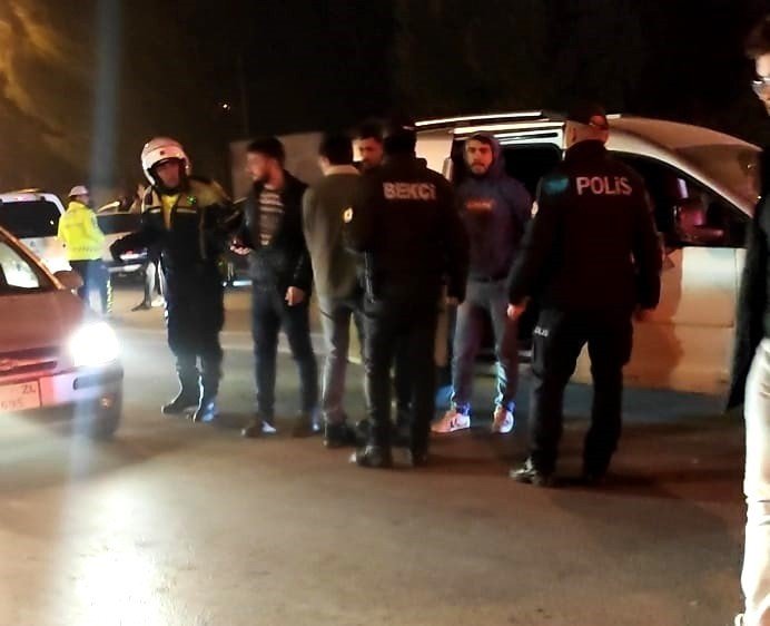 Kutlamanın dozunu kaçıran gençler birbirine girdi